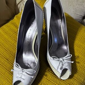 Reposhing. 2 tone shoes with peep toes. Colors are banana & white /cream white.